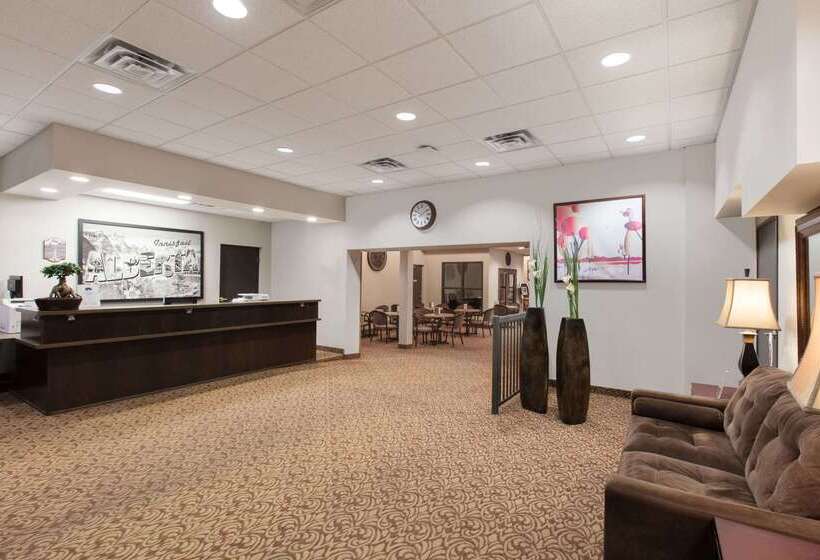 فندق Super 8 By Wyndham Innisfail