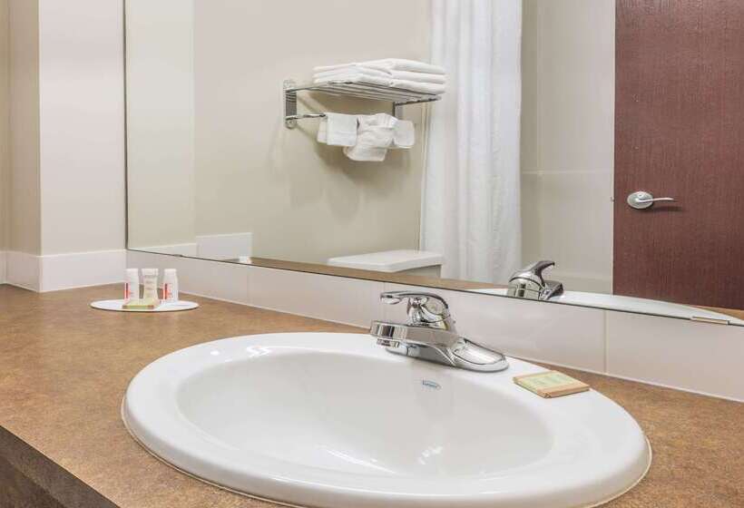 فندق Super 8 By Wyndham Innisfail