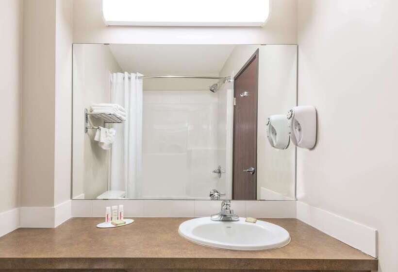 فندق Super 8 By Wyndham Innisfail