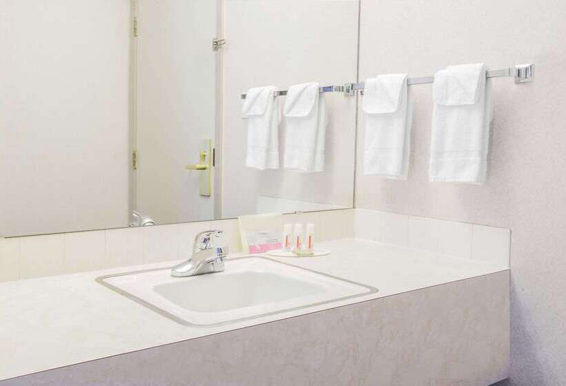 Hotel Super 8 By Wyndham Lethbridge