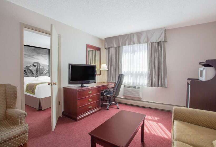 فندق Super 8 By Wyndham Lethbridge