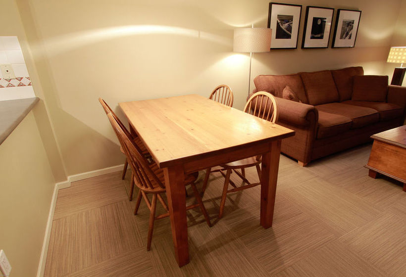 ホテル Town Plaza Suites By Golden Dreams