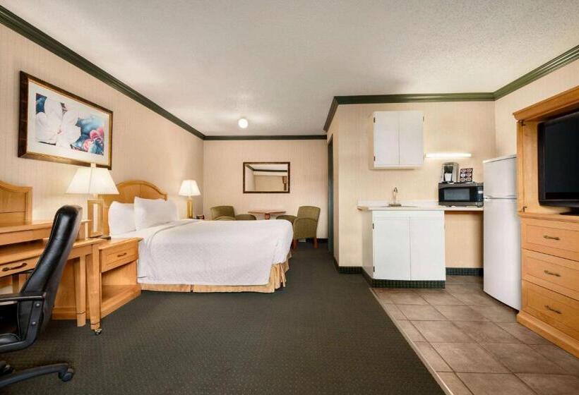 בית מלון כפרי Travelodge By Wyndham Dawson Creek