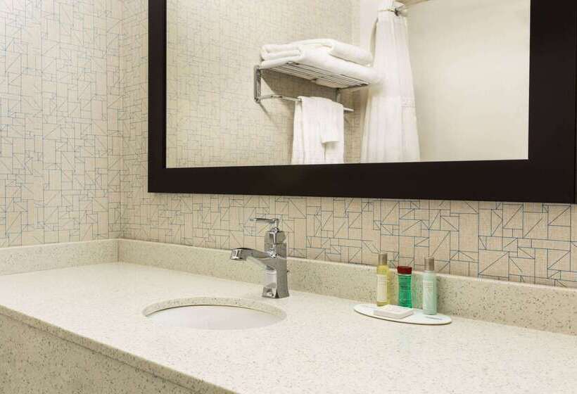 هتل Travelodge By Wyndham Windsor