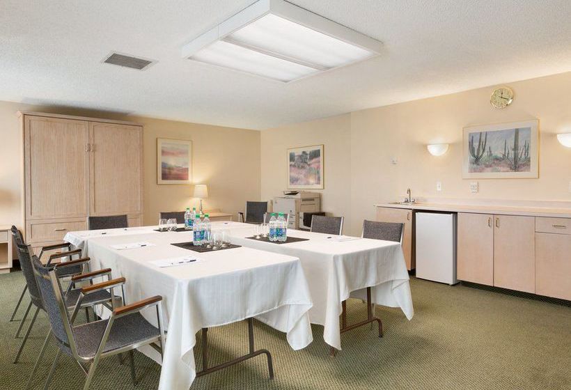 فندق Travelodge Calgary University