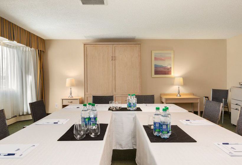 فندق Travelodge Calgary University