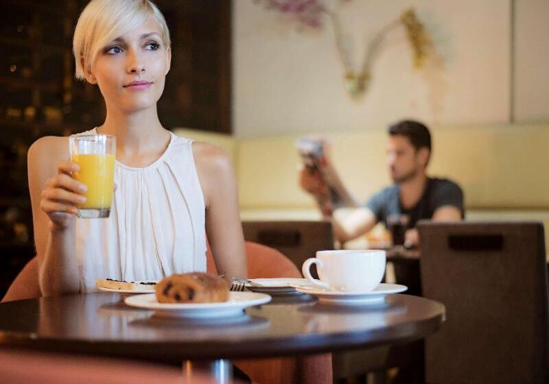 Novotel Montreal Center