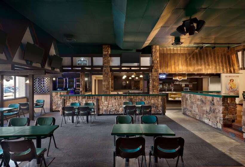 אתר נופש Ramada Plaza By Wyndham Regina Downtown