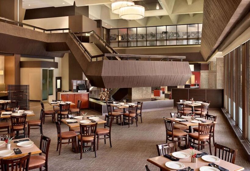 استراحتگاه Ramada Plaza By Wyndham Regina Downtown