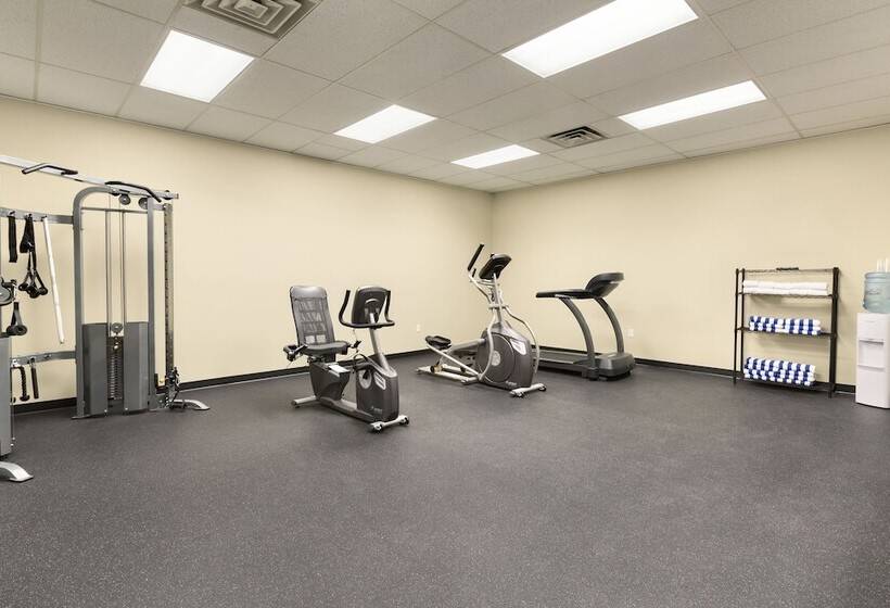 בית מלון כפרי Days Inn By Wyndham Cranbrook Conference Centre