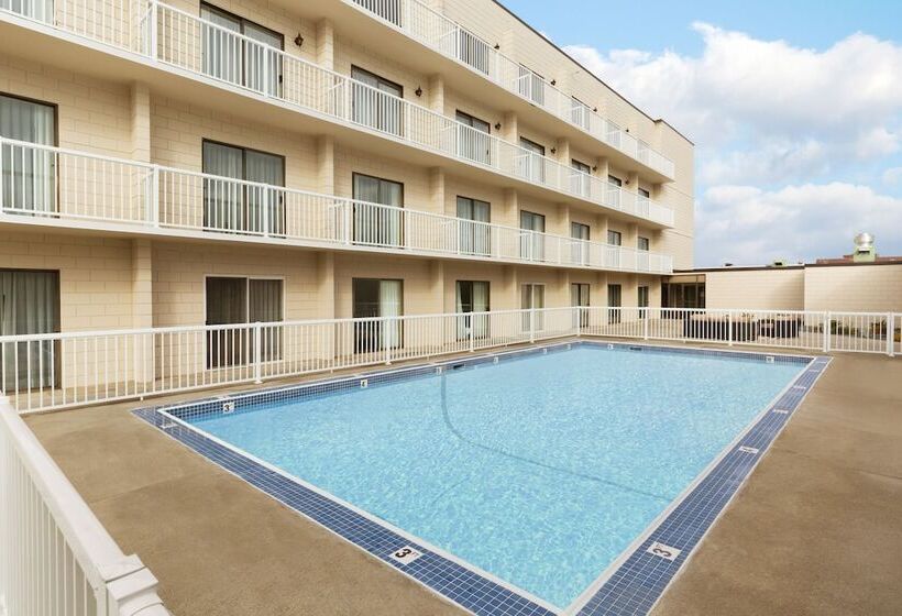 בית מלון כפרי Days Inn By Wyndham Cranbrook Conference Centre