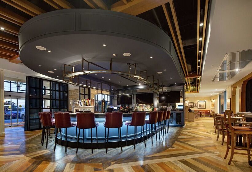 Отель Doubletree By Hilton Toronto Airport