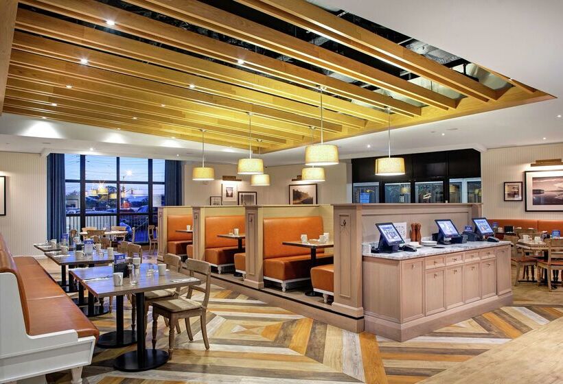 Отель Doubletree By Hilton Toronto Airport