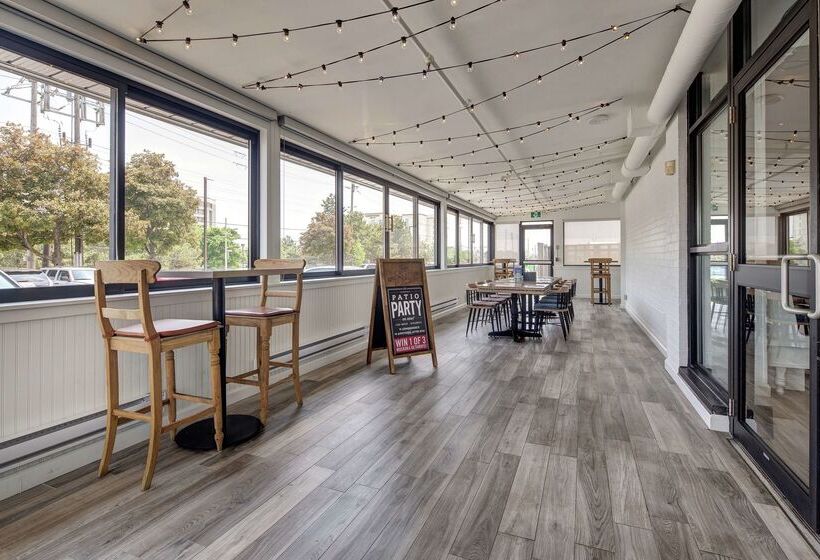 Отель Doubletree By Hilton Toronto Airport