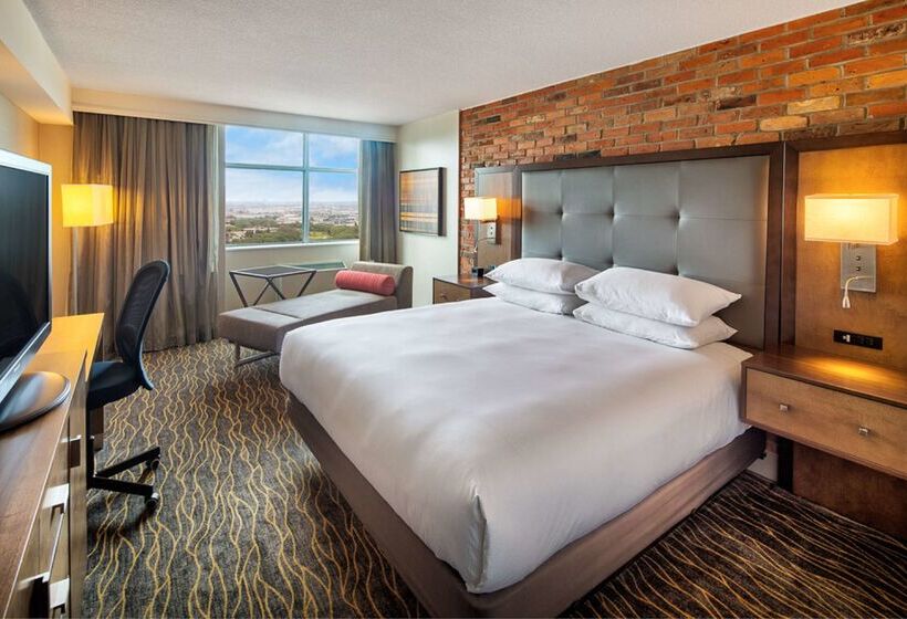 Отель Doubletree By Hilton Toronto Airport