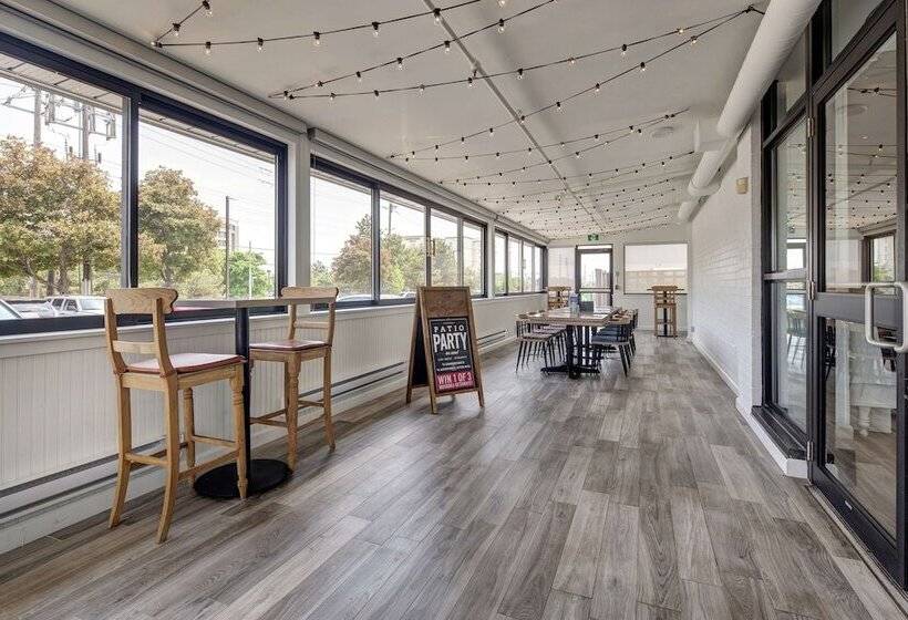 Отель Doubletree By Hilton Toronto Airport