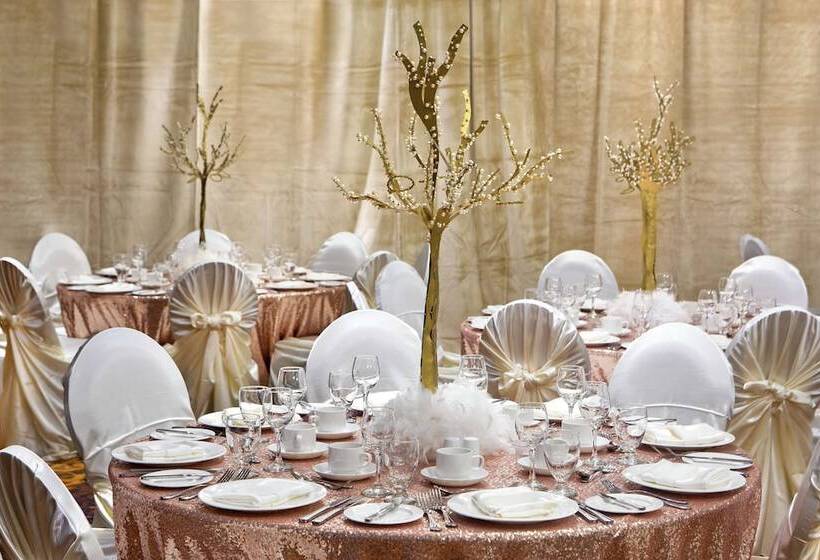 Отель Doubletree By Hilton Toronto Airport