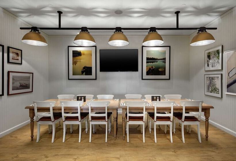 Отель Doubletree By Hilton Toronto Airport