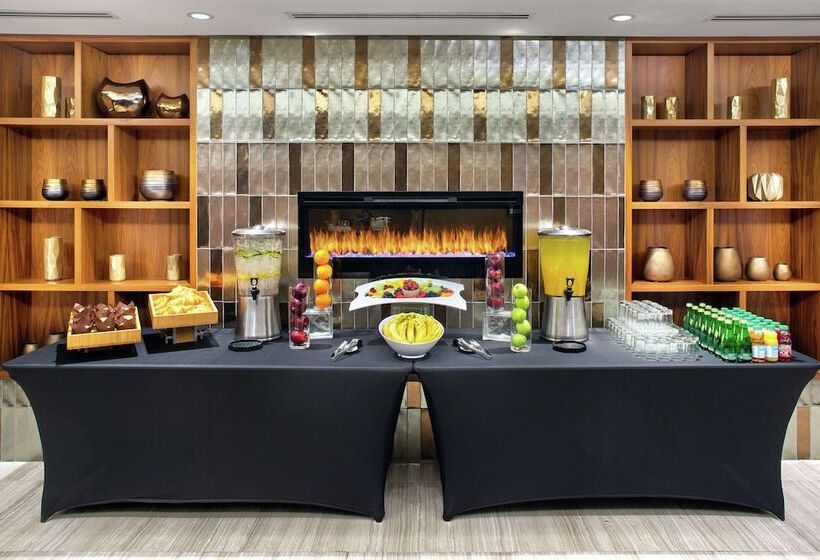 Отель Doubletree By Hilton Toronto Airport