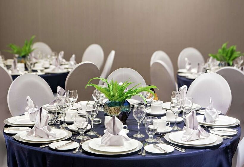 Отель Doubletree By Hilton Toronto Airport