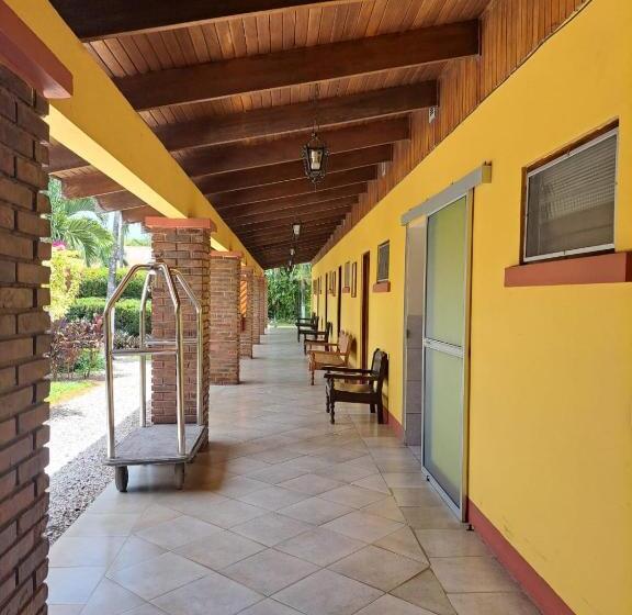 Отель Las Espuelas, Bar & Restaurant