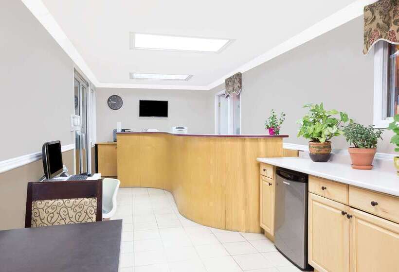 בית מלון כפרי Super 8 By Wyndham Quesnel Bc