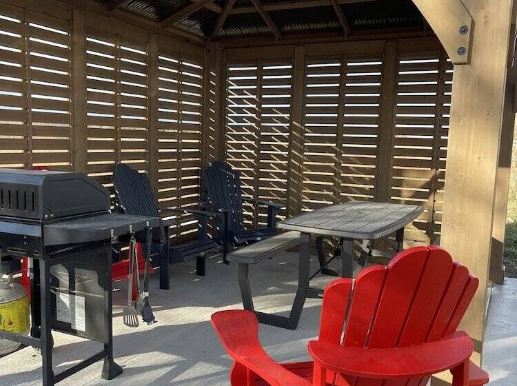 בית מלון כפרי Surestay Plus By Best Western Brooks