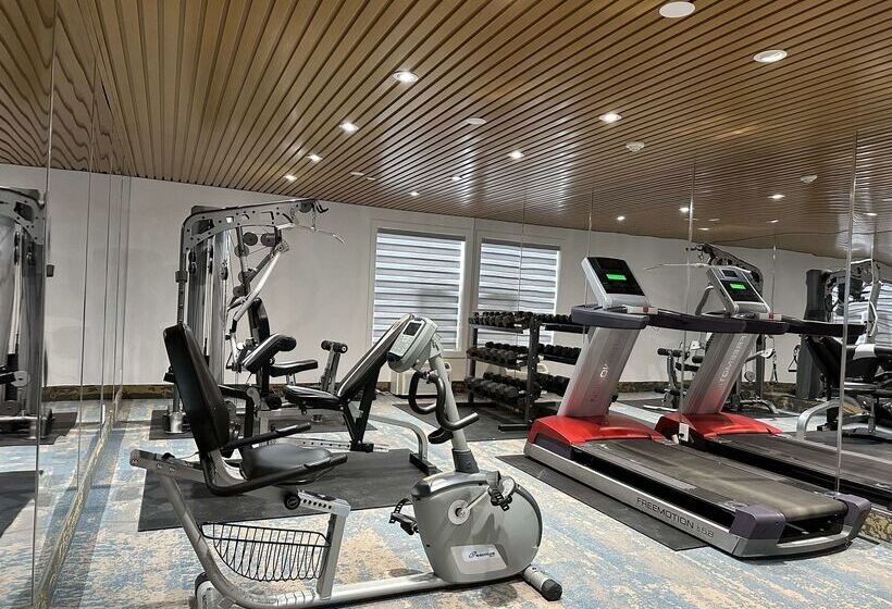 فندق Surestay Plus By Best Western Brooks