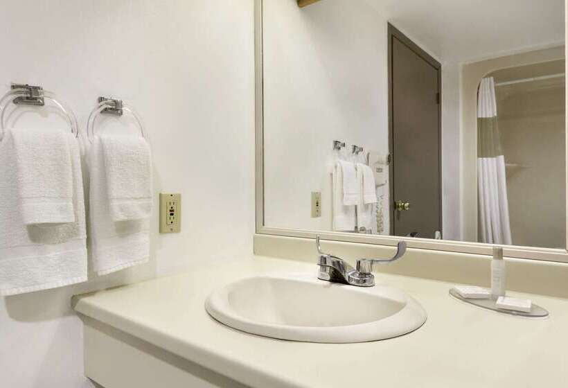 فندق Brockville Inn And Suites