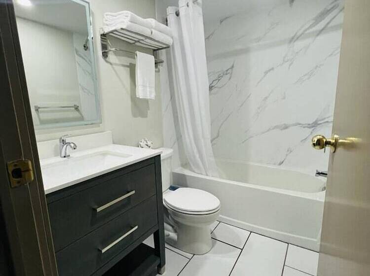 فندق Brockville Inn And Suites