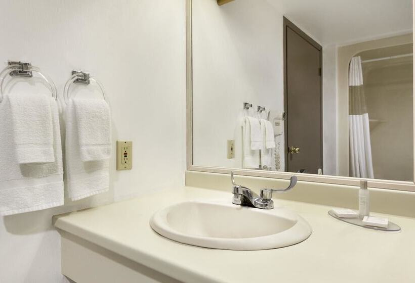 فندق Brockville Inn And Suites