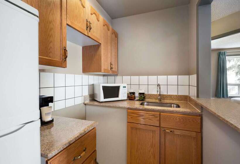 هتل Travelodge By Wyndham Edmonton Airport