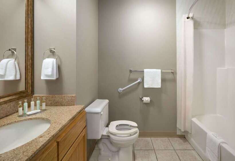 هتل Travelodge By Wyndham Edmonton Airport