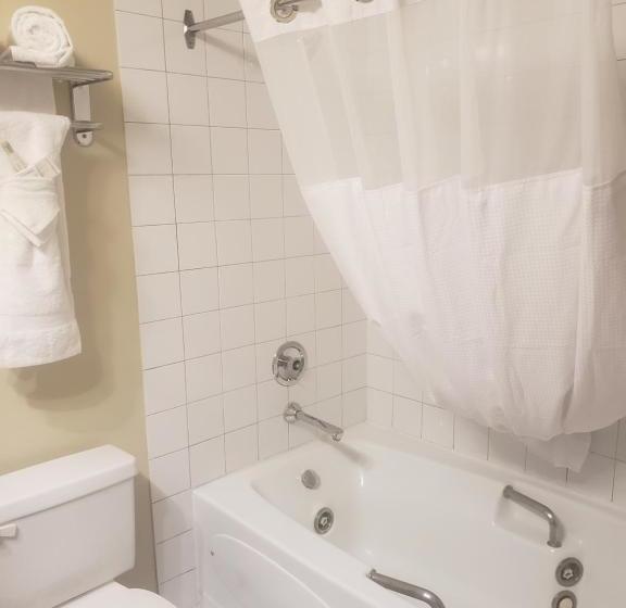 فندق Travelodge By Wyndham Whitecourt Conference Centre & Suites