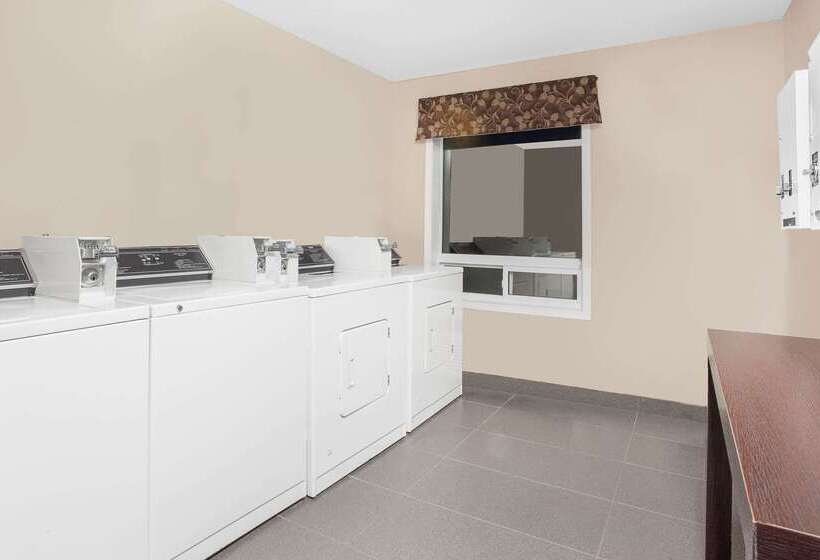 فندق على الطريق Super 8 By Wyndham Brandon Mb