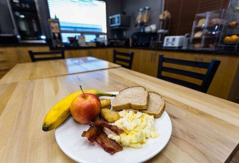 فندق على الطريق Super 8 By Wyndham Drayton Valley