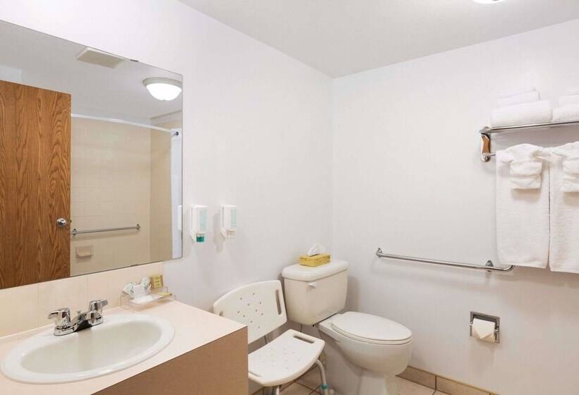 فندق على الطريق Super 8 By Wyndham Drayton Valley