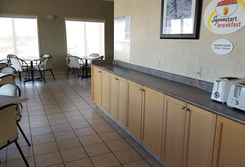 فندق على الطريق Super 8 By Wyndham Pincher Creek Ab