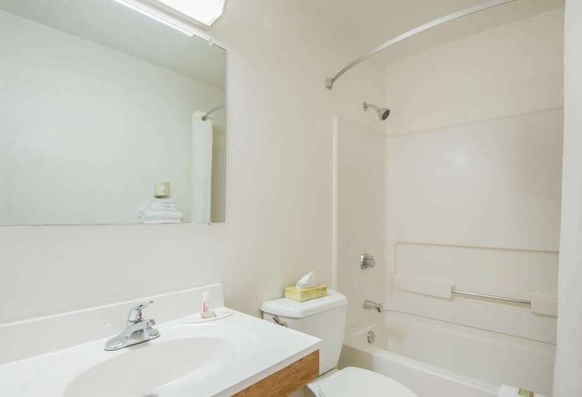 فندق على الطريق Super 8 By Wyndham Salmon Arm