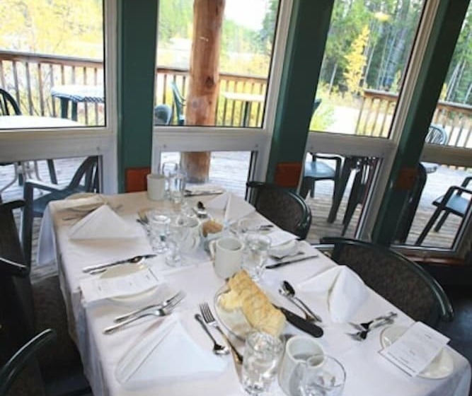 استراحتگاه Sunwapta Falls Rocky Mountain Lodge