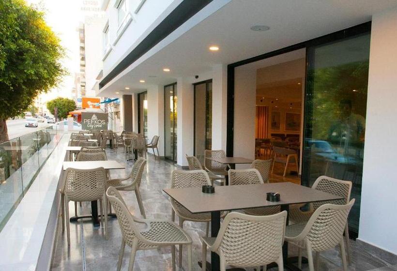 בית מלון כפרי Pefkos City