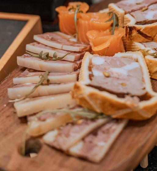 Hotel Shangri La Wuhan,close To The Mixc With Three Subway Lines