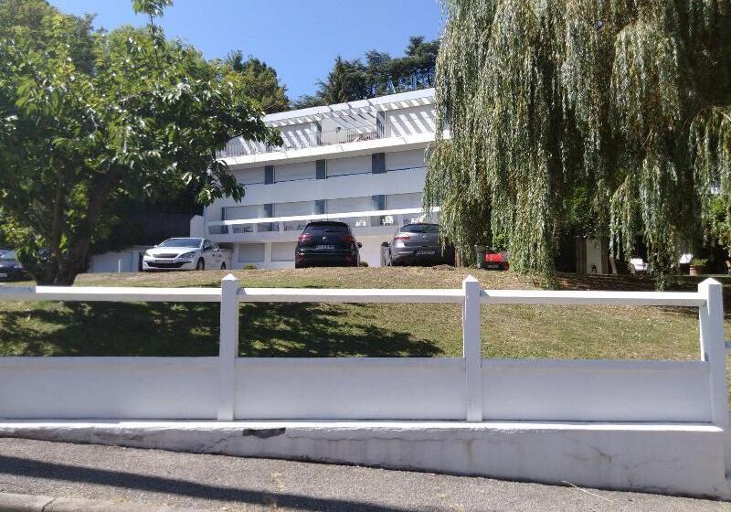 בית מלון כפרי Astoria