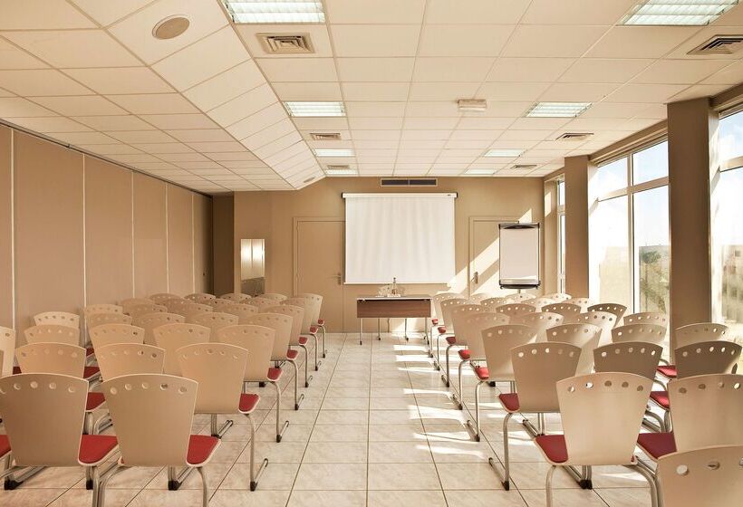 Отель Campanile Perpignan Nord Aéroport