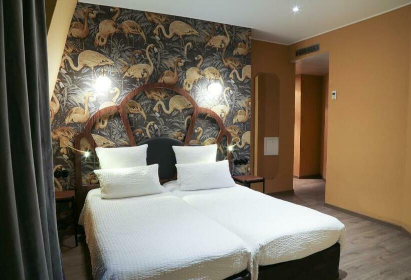 Отель Andre Latin