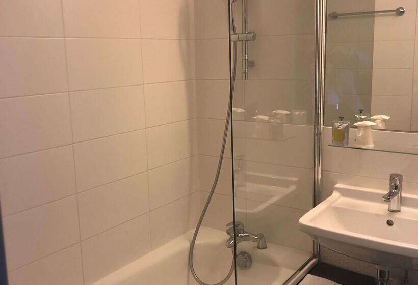 Отель Kyriad Hôtel Orly Aéroport Athis Mons