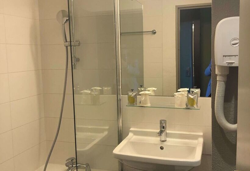 Отель Kyriad Hôtel Orly Aéroport Athis Mons