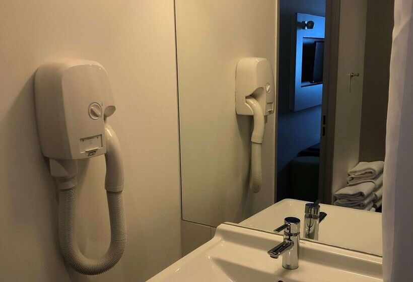 Отель Kyriad Hôtel Orly Aéroport Athis Mons