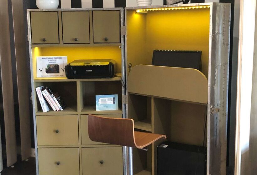 Отель Kyriad Hôtel Orly Aéroport Athis Mons