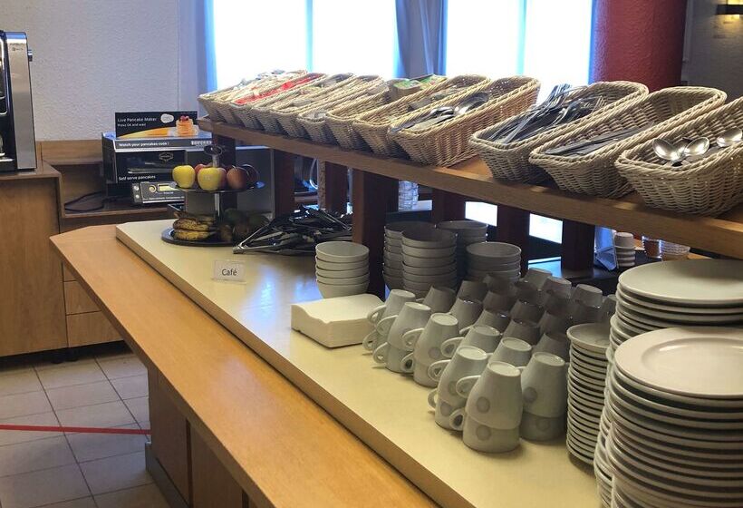 Отель Kyriad Hôtel Orly Aéroport Athis Mons